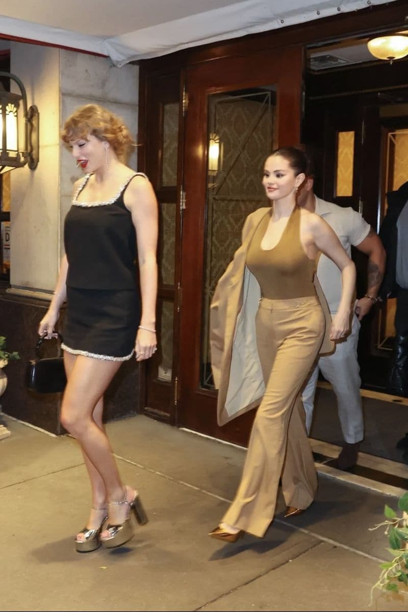 Superstar besties Taylor Swift and Selena Gomez arrive for a girls' night out at the Monkey Bar this evening in New York. Missing from the head-turning evening were Travis Kelce and Benny Blanco!*
