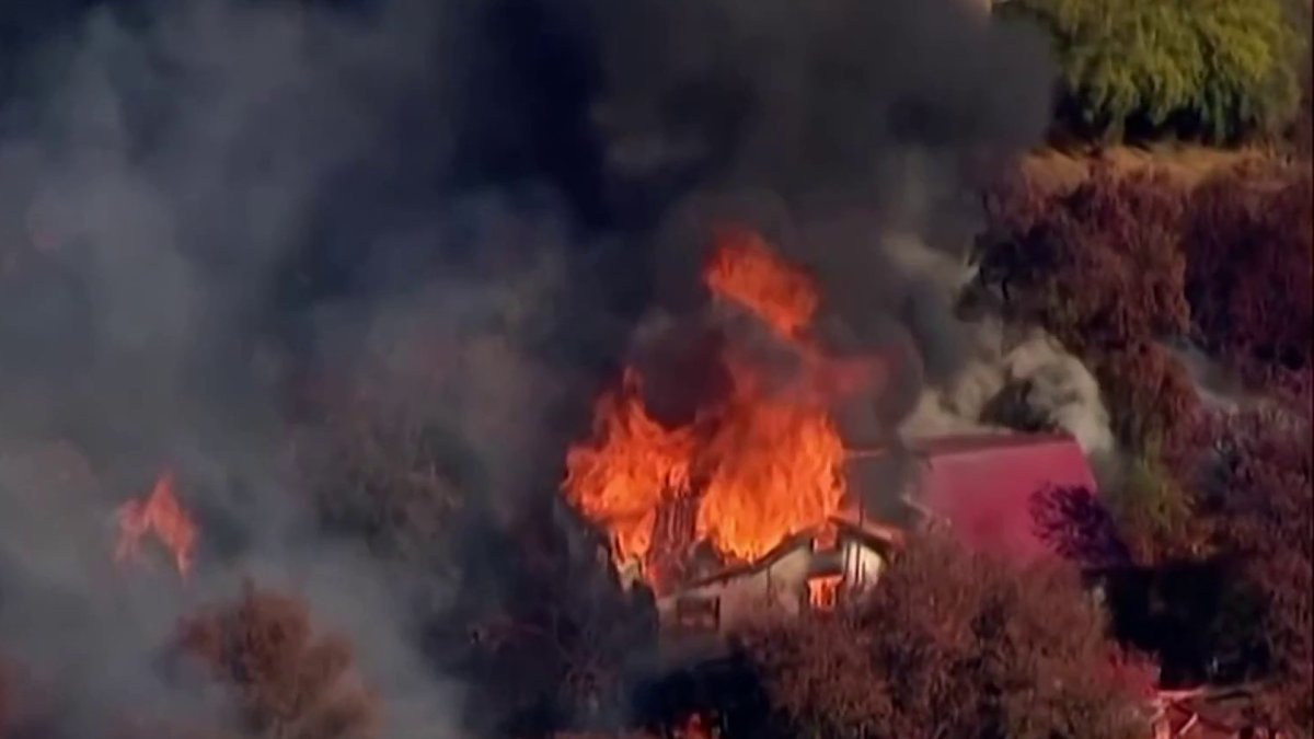 2 injured, 6 homes destroyed in Lakeside brush fire – NBC 7 San Diego