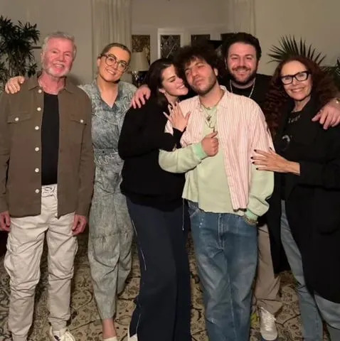 Instagram Selena Gomez and Benny Blanco with his family.