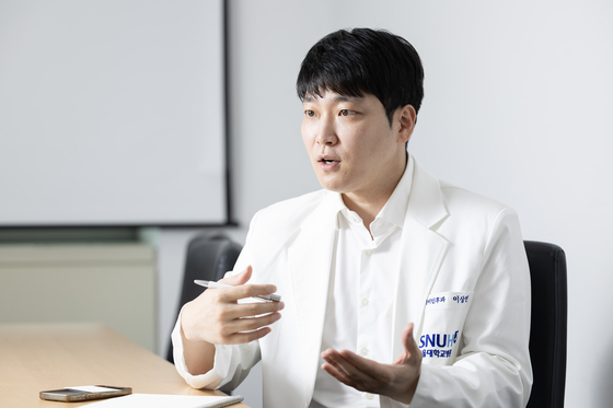 Lee Sang-yeon, a professor of pediatric otorhinolaryngology at Seoul National University Hospital (SNUH), speaks during an interview with the JoongAng Ilbo at SNUH in Jongno District, central Seoul on Sept. 16. [JUN MIN-KYU]