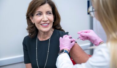 Hochul to let NY pharmacists prescribe COVID vaccines amid federal policy shift