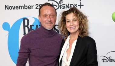 Tim McGraw shocks with appearance in new photo with Faith Hill and daughters
