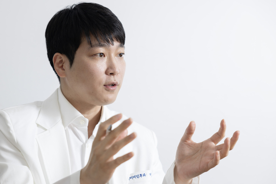 Lee Sang-yeon, a professor of pediatric otorhinolaryngology at Seoul National University Hospital (SNUH), speaks during an interview with the JoongAng Ilbo at SNUH in Jongno District, central Seoul on Sept. 16. [JUN MIN-KYU]