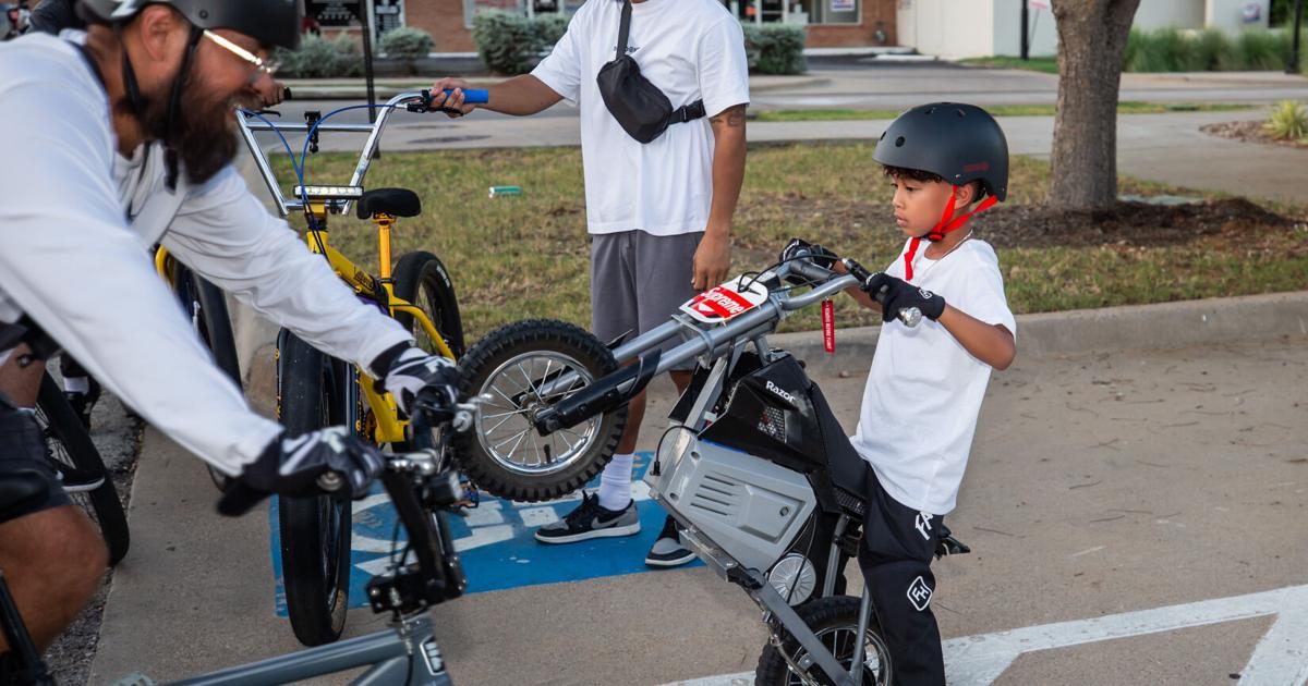 Dallas-Fort Worth cruiser bike group finds escape on Arlington night rides | Life + Entertainment