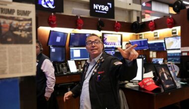 Tech rebounds, jobs worries deepen