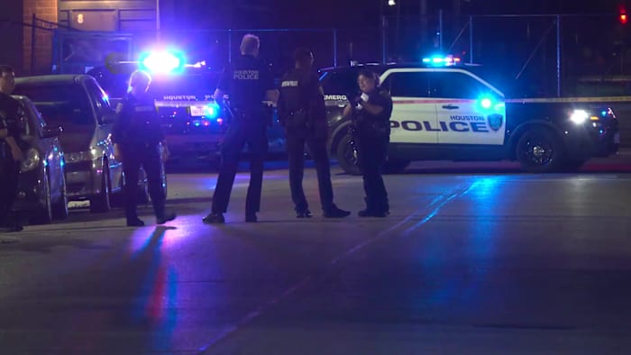 Man found shot to death in west Houston sidewalk, police investigating