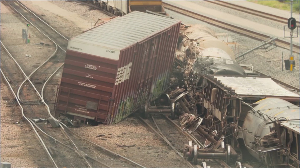 Train derails in Fort Worth, no public threat reported