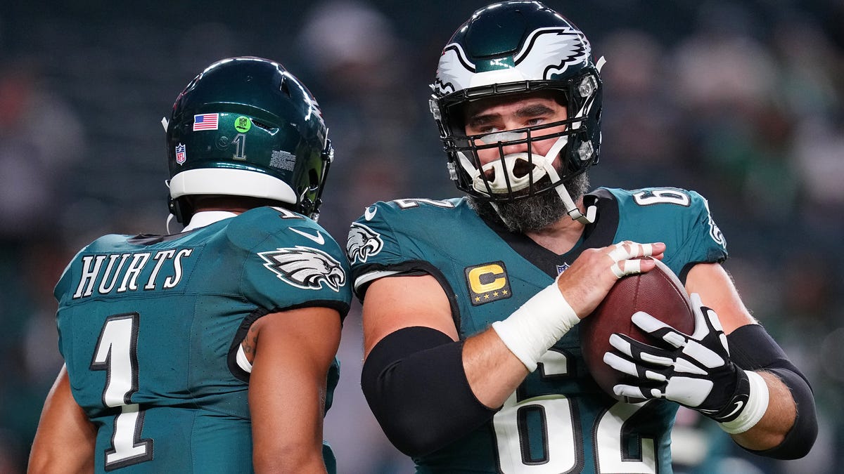 Jason Kelce salutes the Philadelphia media's demanding nature
