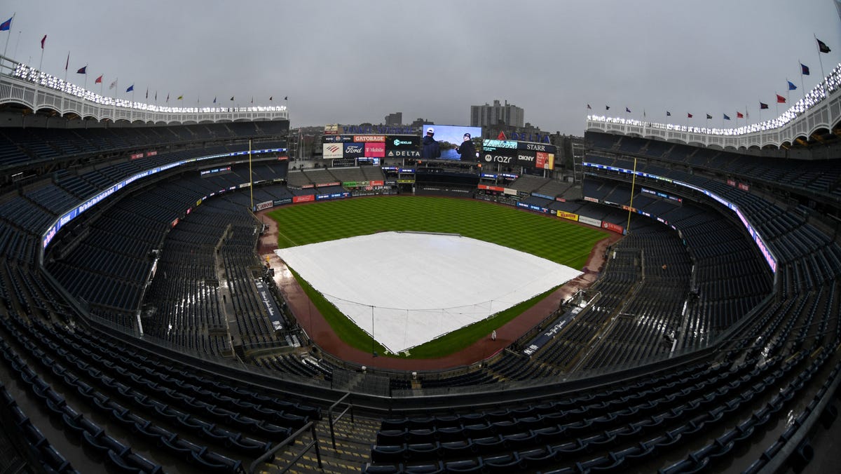 NY Yankees rain delay pauses Saturday game vs Blue Jays