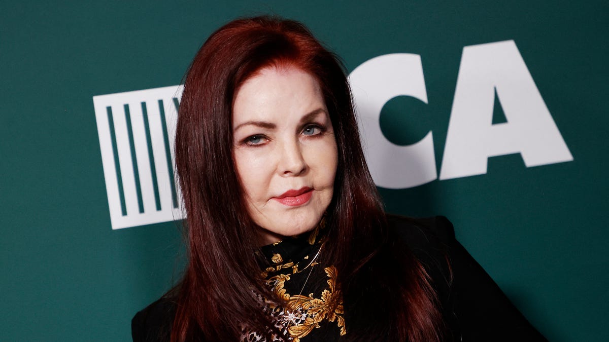 Priscilla Presley, Robert Kardashian were in bed and Elvis called