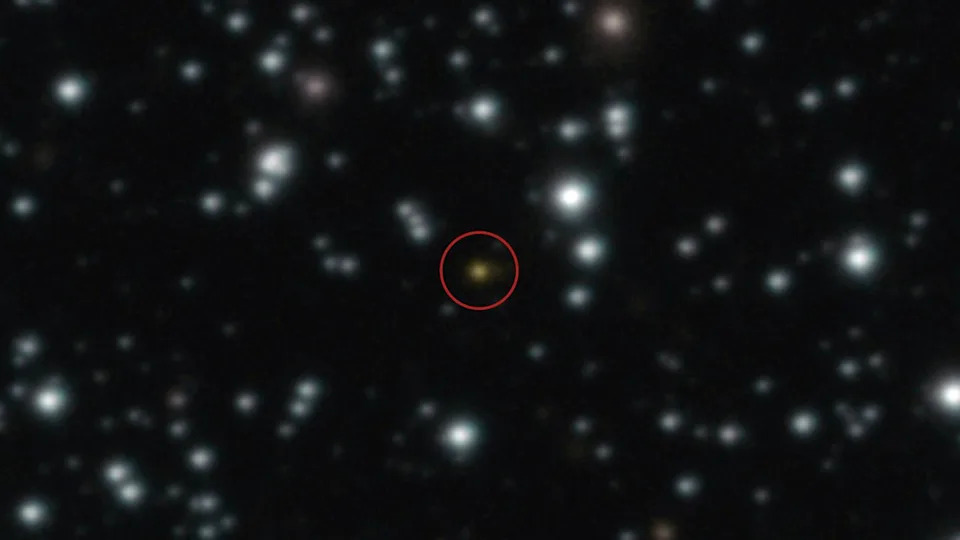  A photograph of the cosmic explosion, circled in red, taken with the Very Large Telescope's HAWK-I infrared camera. 