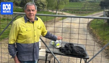 Gippsland farmer blocks AusNet maintenance workers from entering property