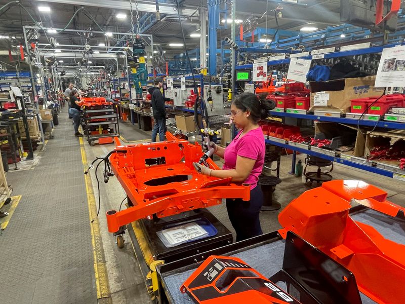 US business activity cools further, no widespread price increases