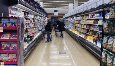 Peoria Heights mayor vetoes grocery tax as Chicago considers it