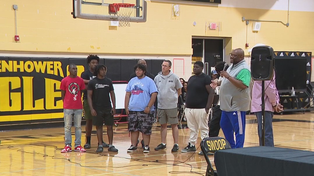 Retired NFL players attend Houston-area forum tackling crime among youth