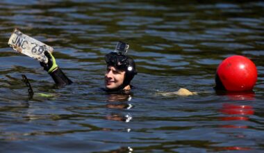 With hidden evidence on their minds, unusual dive team takes to the Chicago River – Chicago Tribune