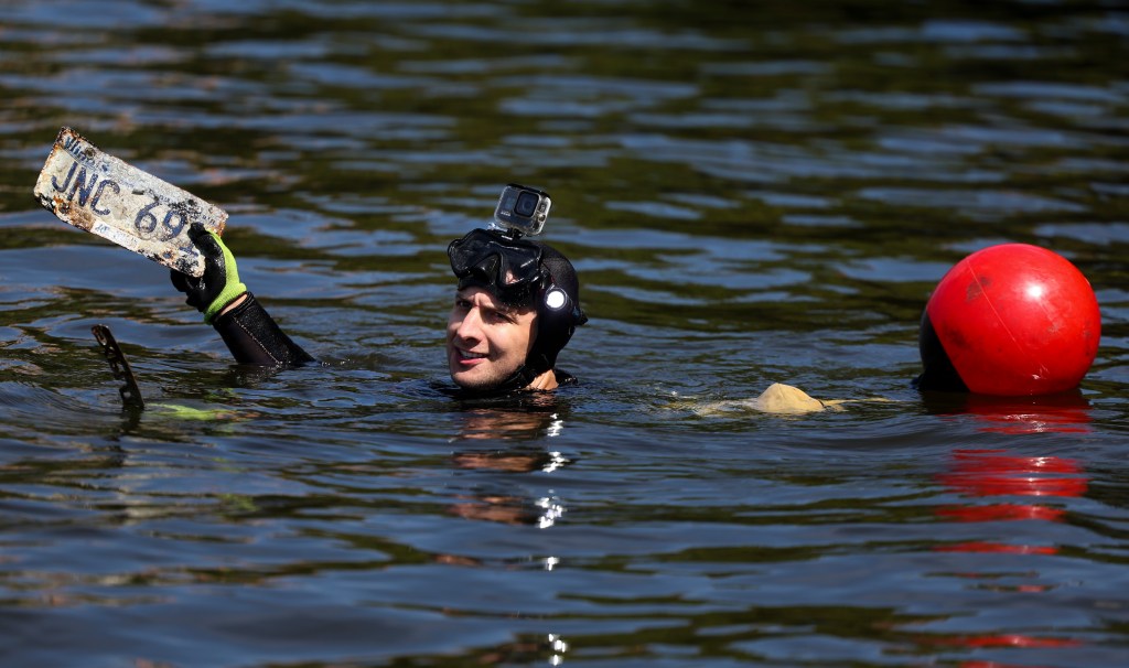 With hidden evidence on their minds, unusual dive team takes to the Chicago River – Chicago Tribune