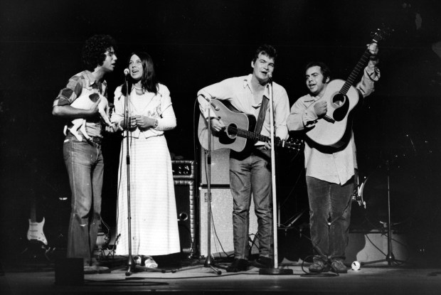 John Prine, third from left, performs an encore with Bill Quateman, from left, Bonnie Koloc and Steve Goodman at Ravinia on July 21, 1972. (Charles Osgood/Chicago Tribune)