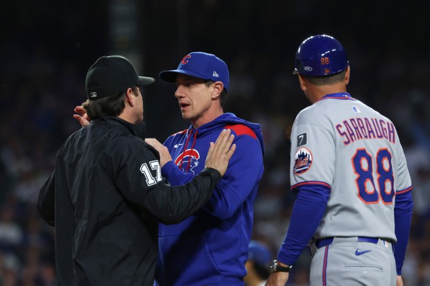 Cubs manager Craig Counsell, center, argues a call with the third base umpire in the first inning against the Mets at Wrigley Field on Sept. 25, 2025, in Chicago. (John J. Kim/Chicago Tribune)