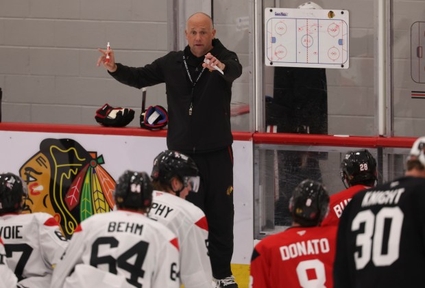 Head coach Jeff Blashill talks to his team during practice Thursday, Sept. 18, 2025, as the Chicago Blackhawks begin training camp at Fifth Third Arena. (Brian Cassella/Chicago Tribune)