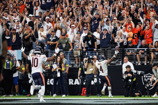 Chicago Bears running back d'Andre Swift (4) scores a touchdown...