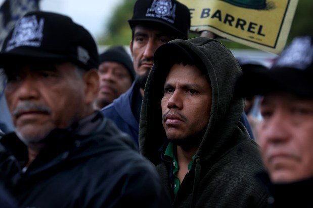 Workers strike outside Mauser Packaging Solutions in Chicago on Aug. 28, 2025. (Antonio Perez/Chicago Tribune)