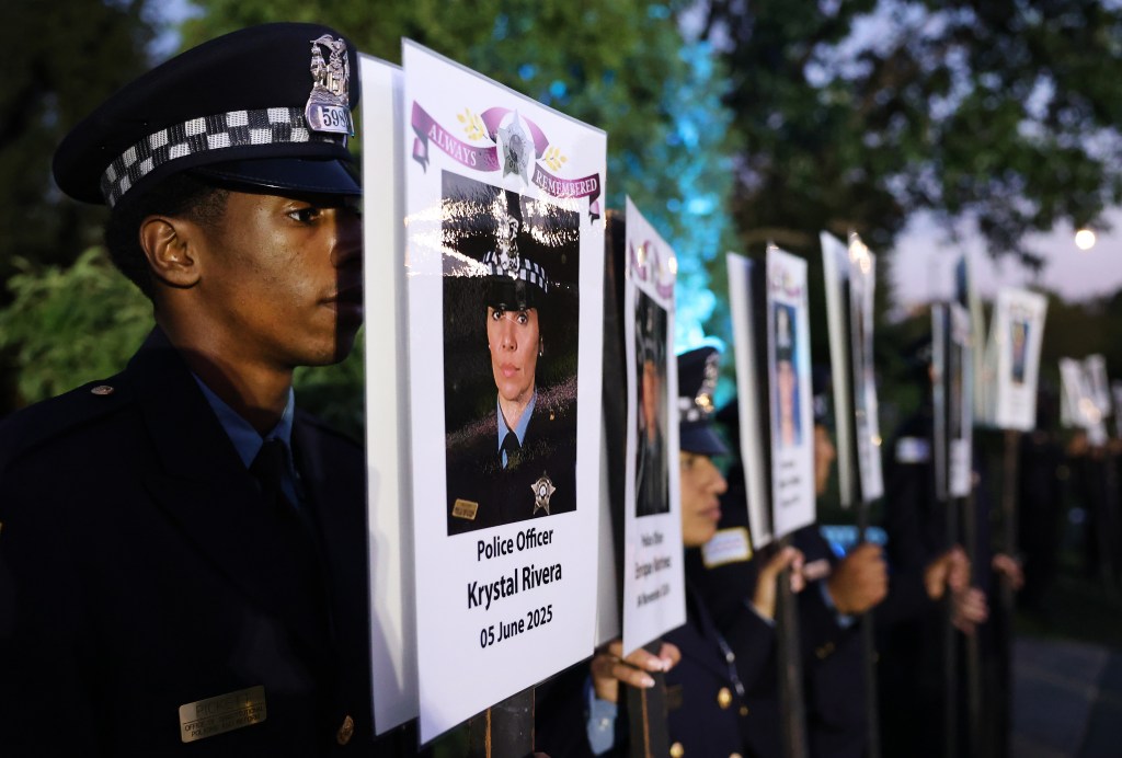 Fallen Chicago police officers honored during candlelight vigil – Chicago Tribune