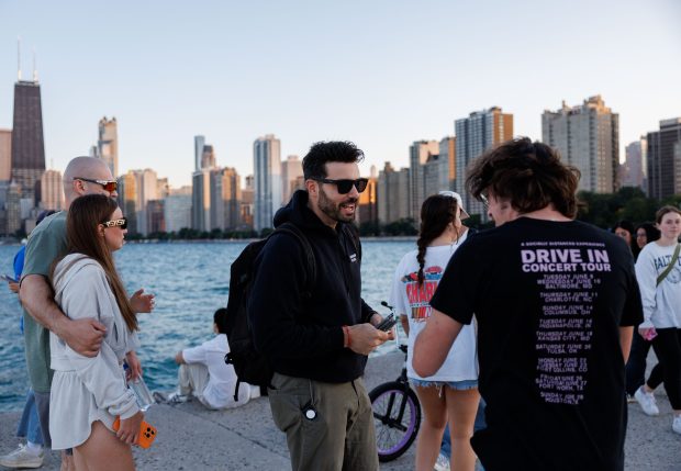 Co-founder Manny Hernandez talks with participants before hosting the eleventh scream club gathering near North Avenue Beach on Aug. 31, 2025, in Chicago. (Armando L. Sanchez/Chicago Tribune)