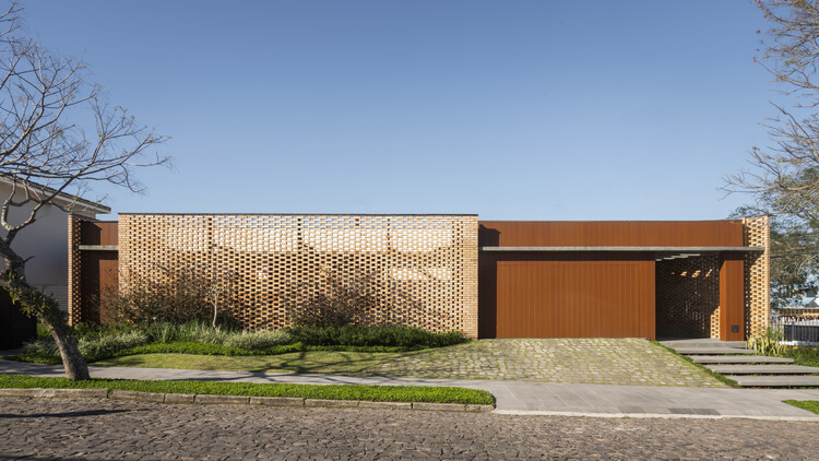 House Aura / Presente Estúdio - Image 1 of 26