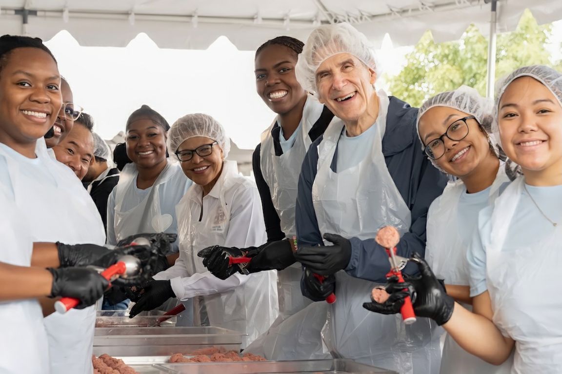 Bruins spread light through L.A. during UCLA Volunteer Day