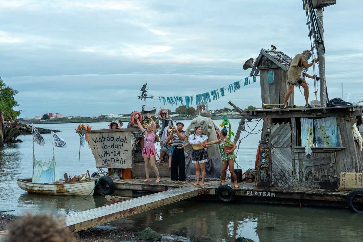 Flotsam River Circus’s free show floats into New York City