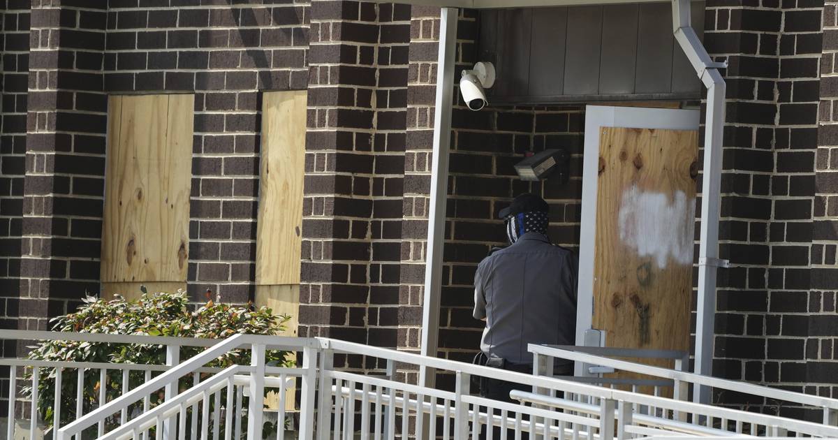 As immigration arrests spike in Chicago, activists escalate tactics to fight back – Shaw Local
