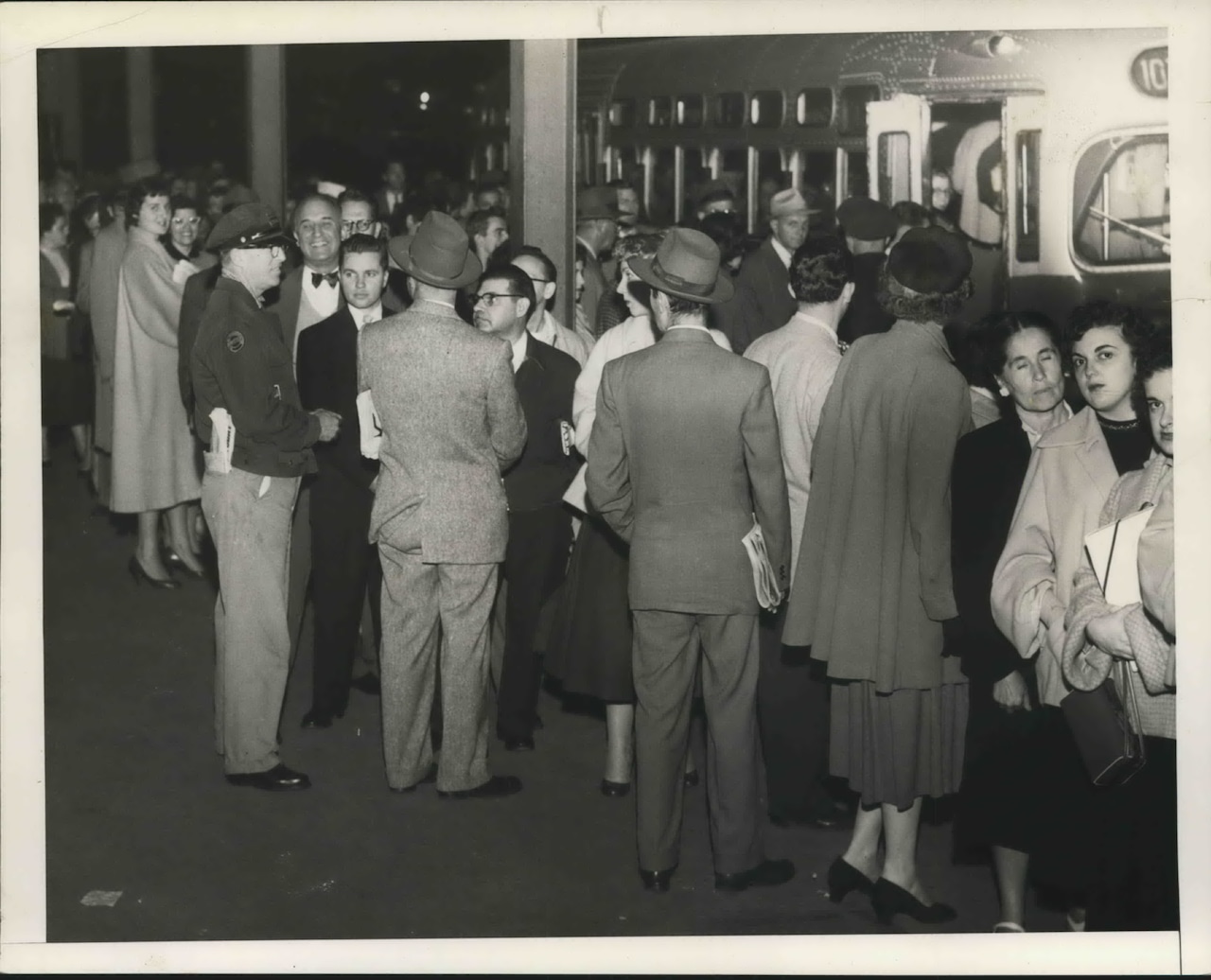 1954 Press Photo Crowds gather at a bus terminal