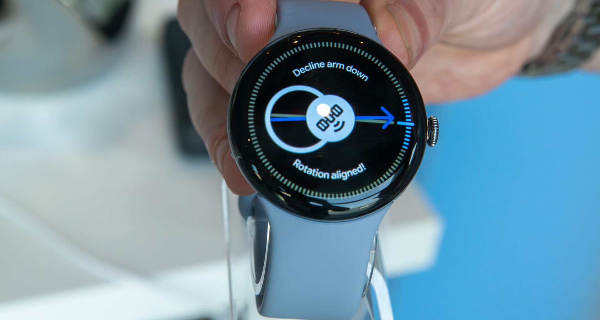 Pixel Watch 4 searching for a satellite connection