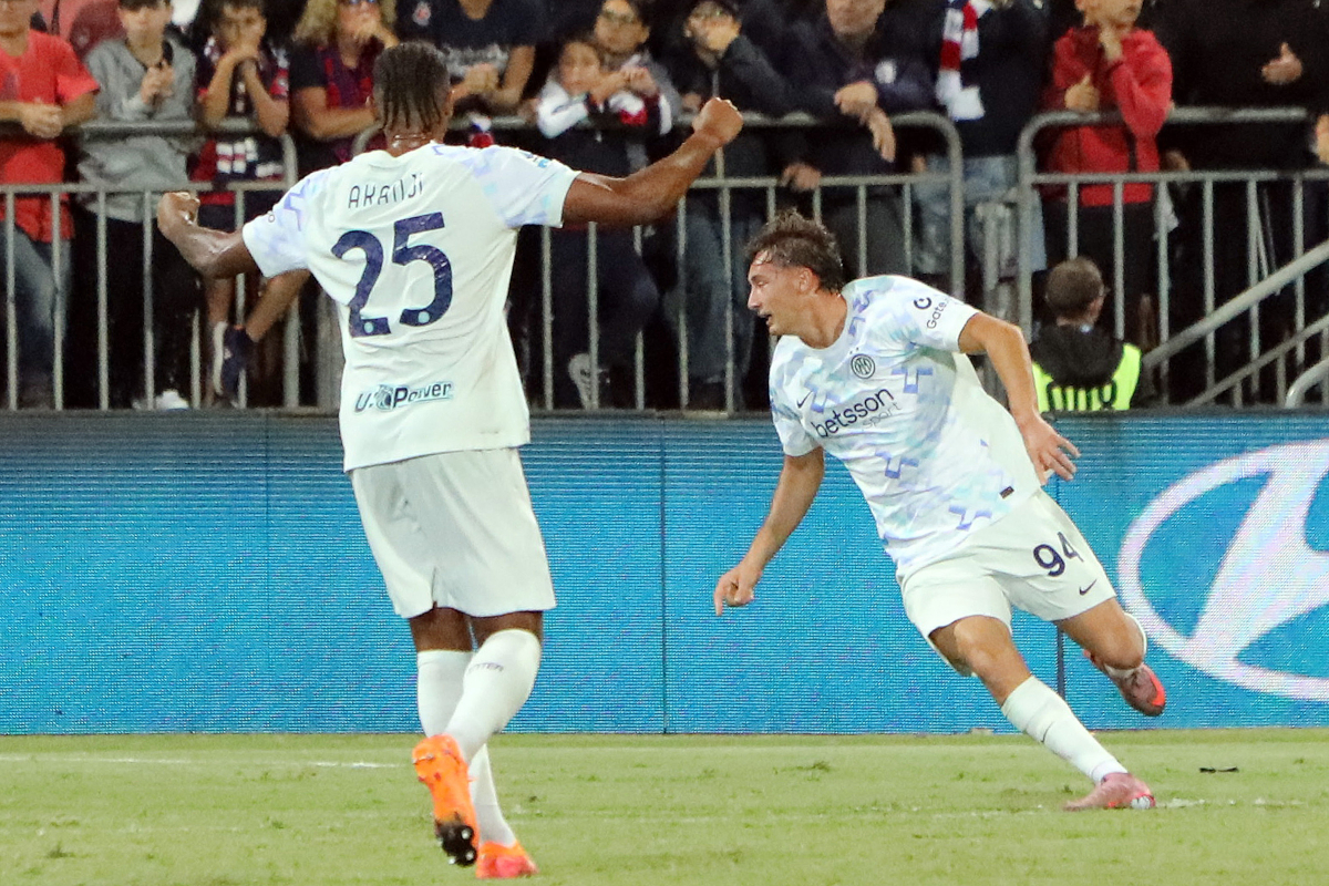 CAGLIARI, ITALY - SEPTEMBER 27: Francesco Esposito of Inter celebrates his goal 0-2  during the Serie A match between Cagliari Calcio and FC Internazionale at Stadio Sant'Elia on September 27, 2025 in Cagliari, Italy. (Photo by Enrico Locci/Getty Images)
