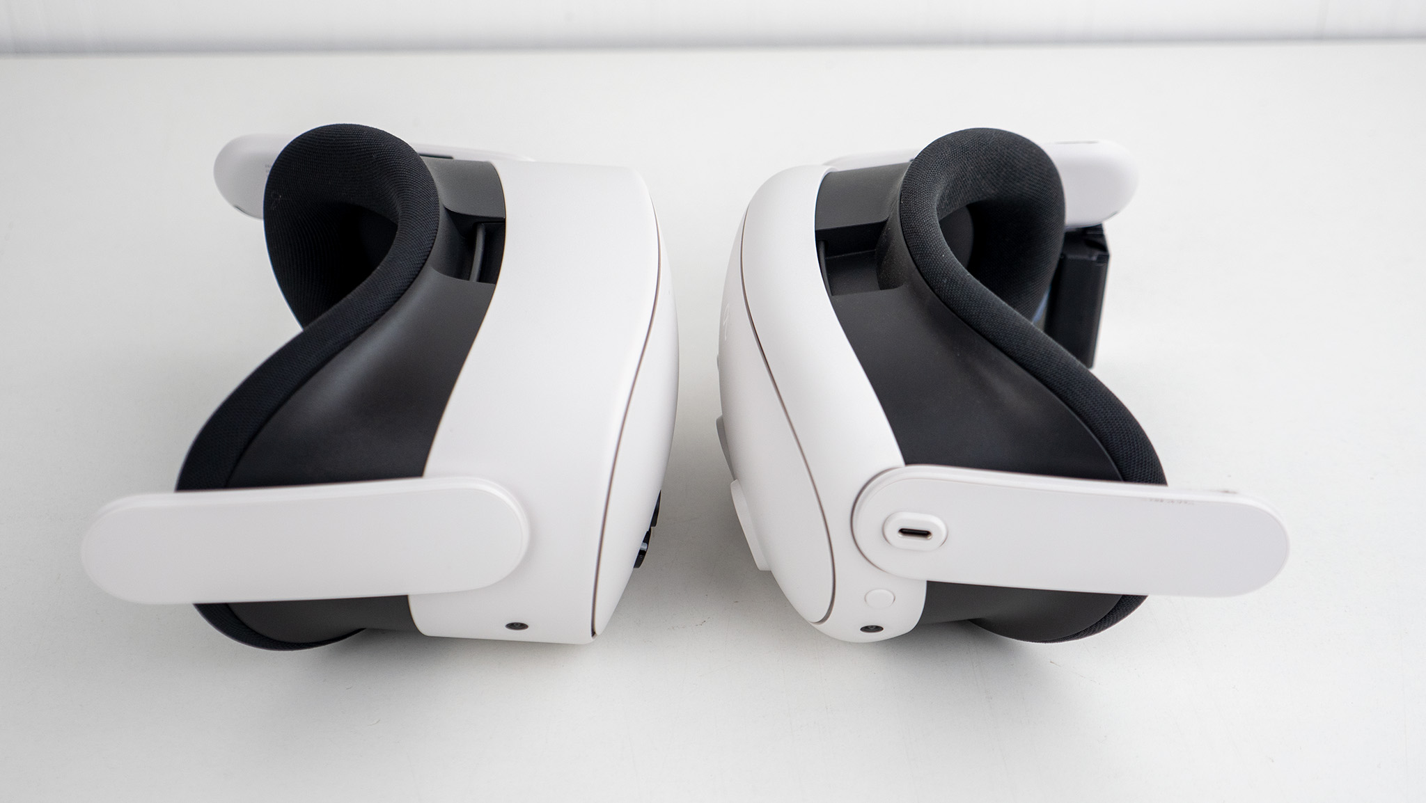 Comparing the size of the Meta Quest 3S to the Meta Quest 3 with the default facial interfaces installed