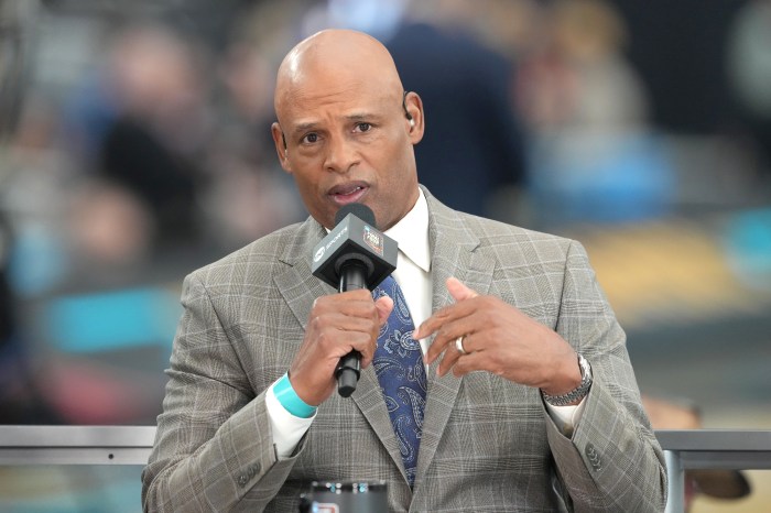 Clark Kellogg holds the microphone during a CBS broadcast