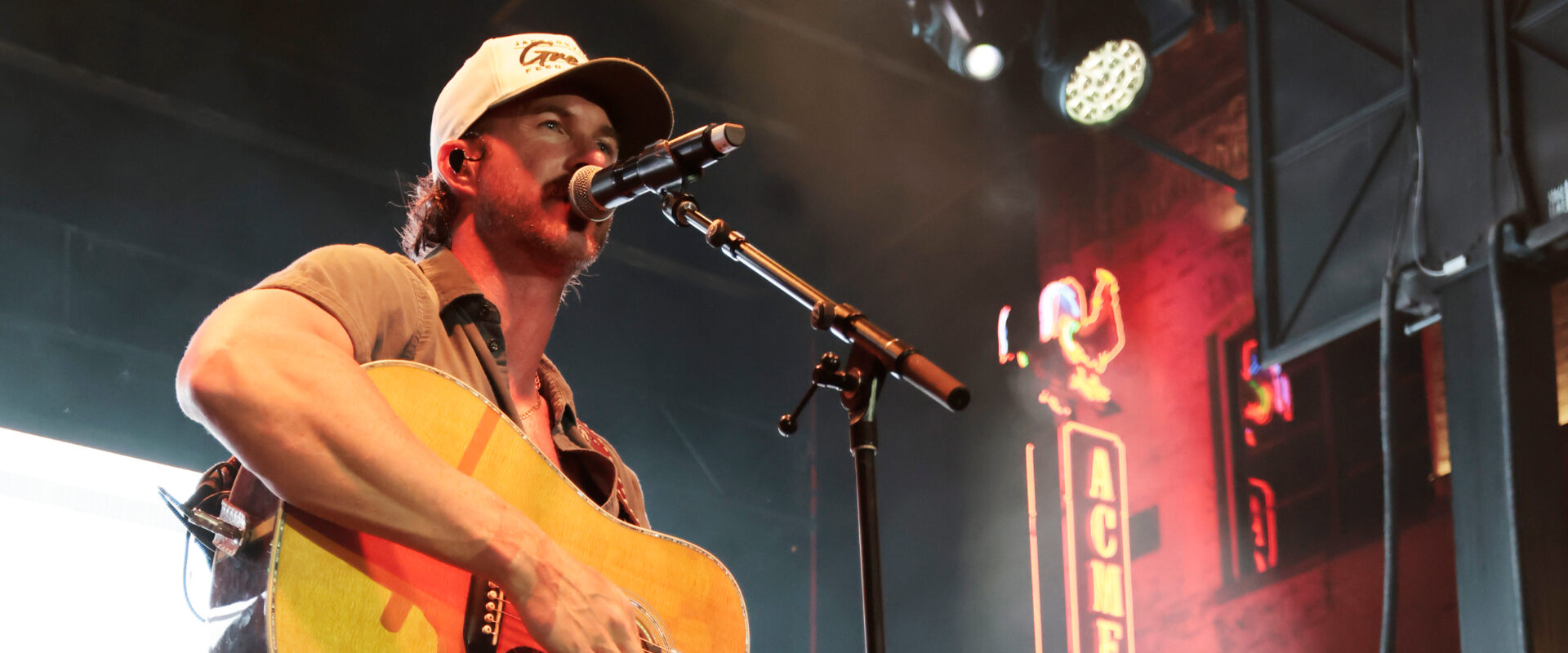 Riley Green Thanks Nashville Fans for Taking Him From Working Construction to the Top of the Charts