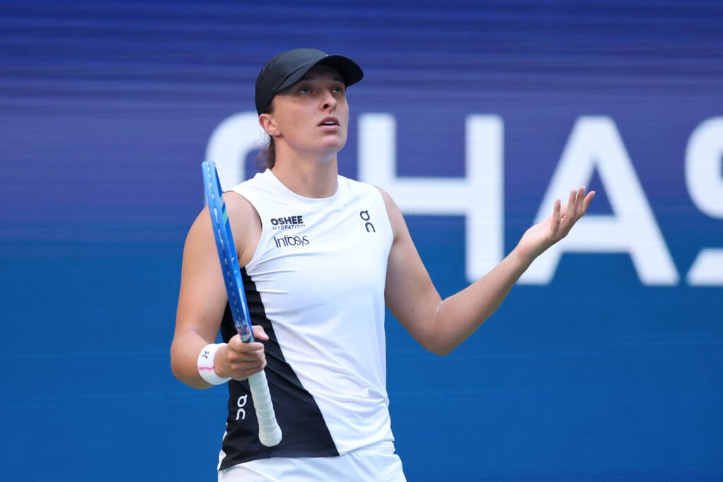 Iga Swiatek looks up during her defeat to Amanda Anisimova at the 2025 US Open