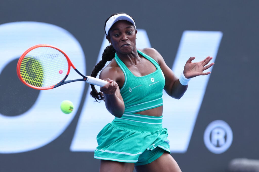Sloane Stephens of the USA plays a forehand against Lucrezia Stefanini of Italy during day 3 of the WTA 500 Guadalajara Open Akron at Mouratoglou Tennis Center.