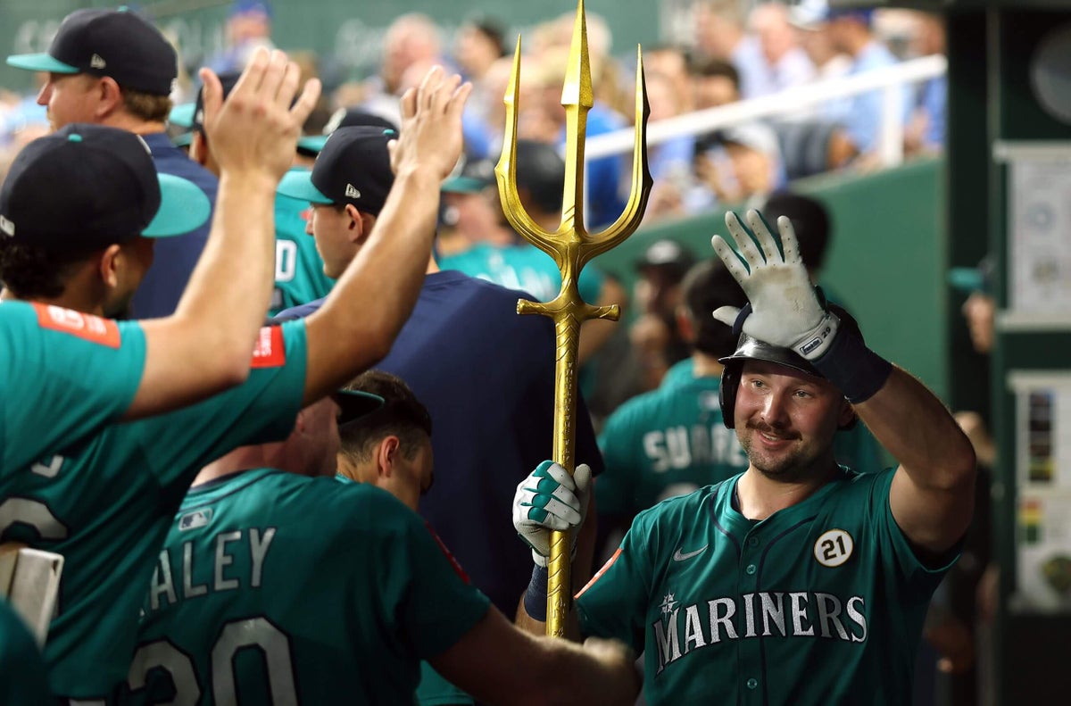 Mariners’ Cal Raleigh sets single-season HR record by switch hitter, ties franchise record