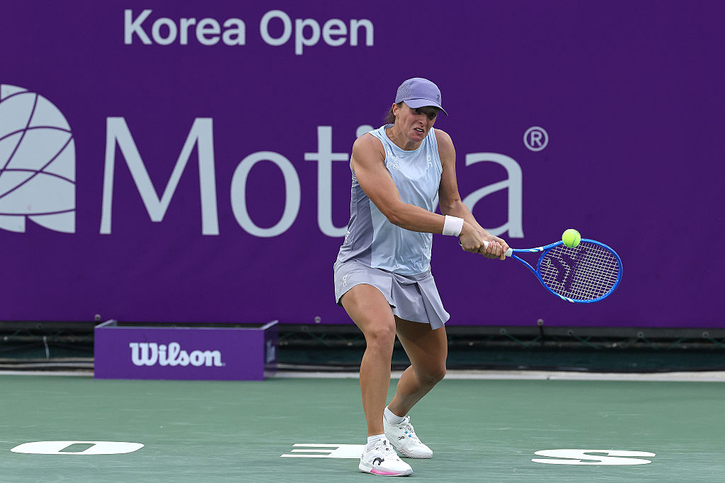 Swiatek sweeps Saturday doubleheader; to face Alexandrova in Korea Open final