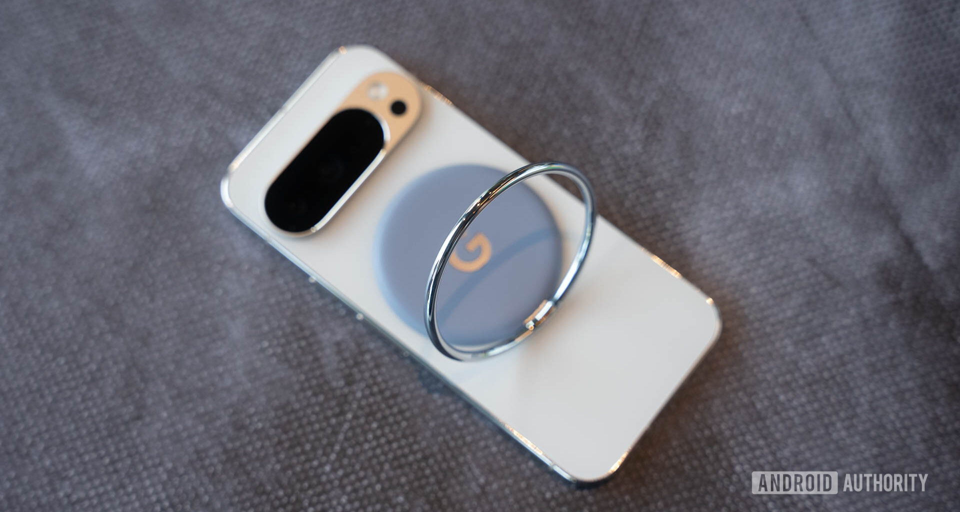 Google Pixelsnap Ring Stand attached to Pixel with Ring coming out