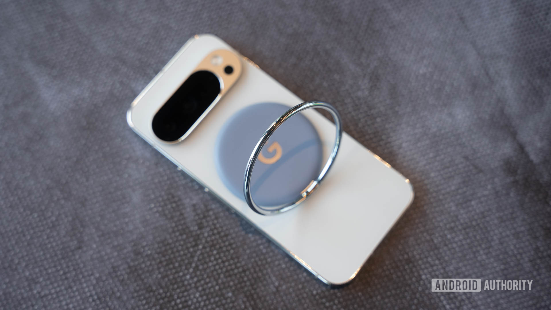 Google Pixelsnap Ring Stand attached to Pixel with Ring coming out