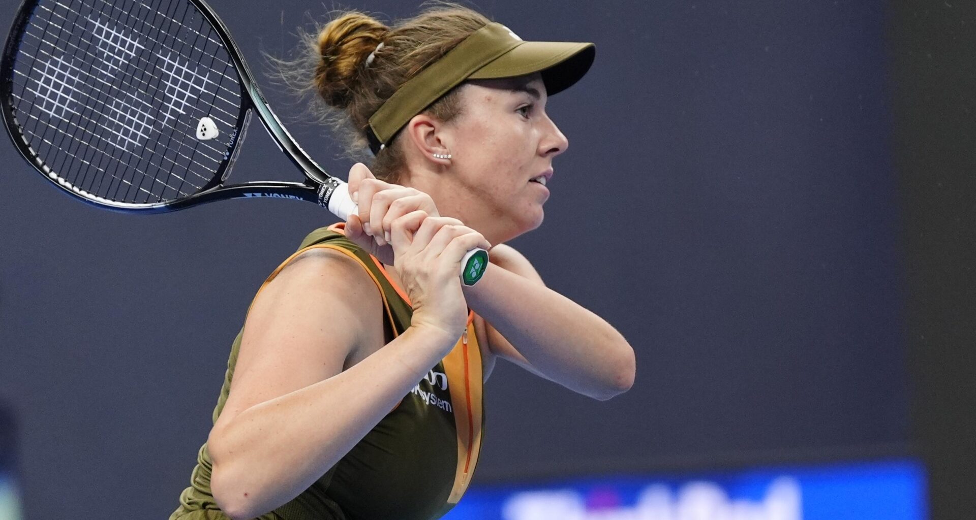 Noskova advances to China Open fourth round after Zheng retires