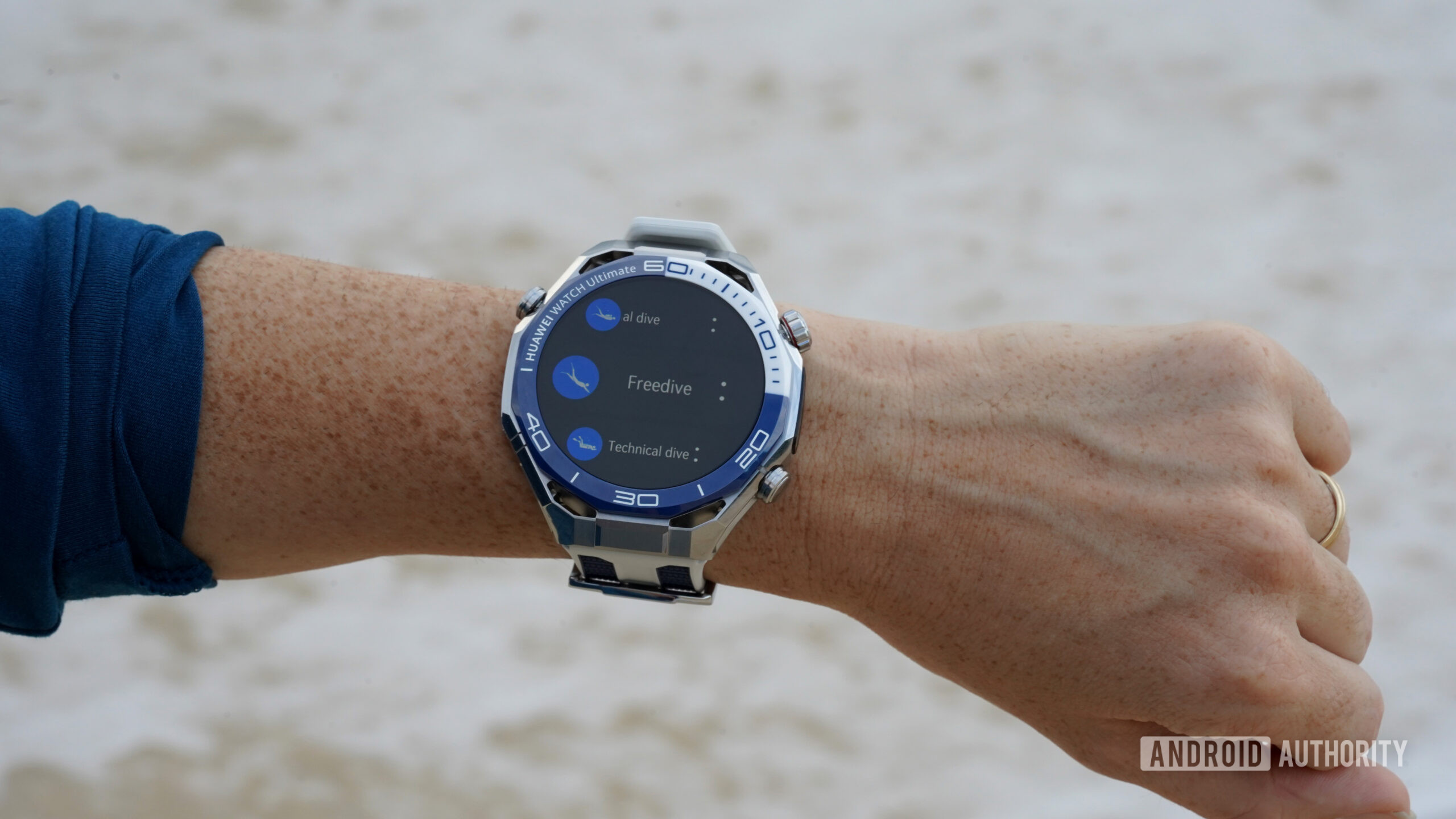 A Huawei Watch Ultimate 2 displays dive tracking options.