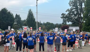 La Center teachers hit picket line as negotiations with school district continue