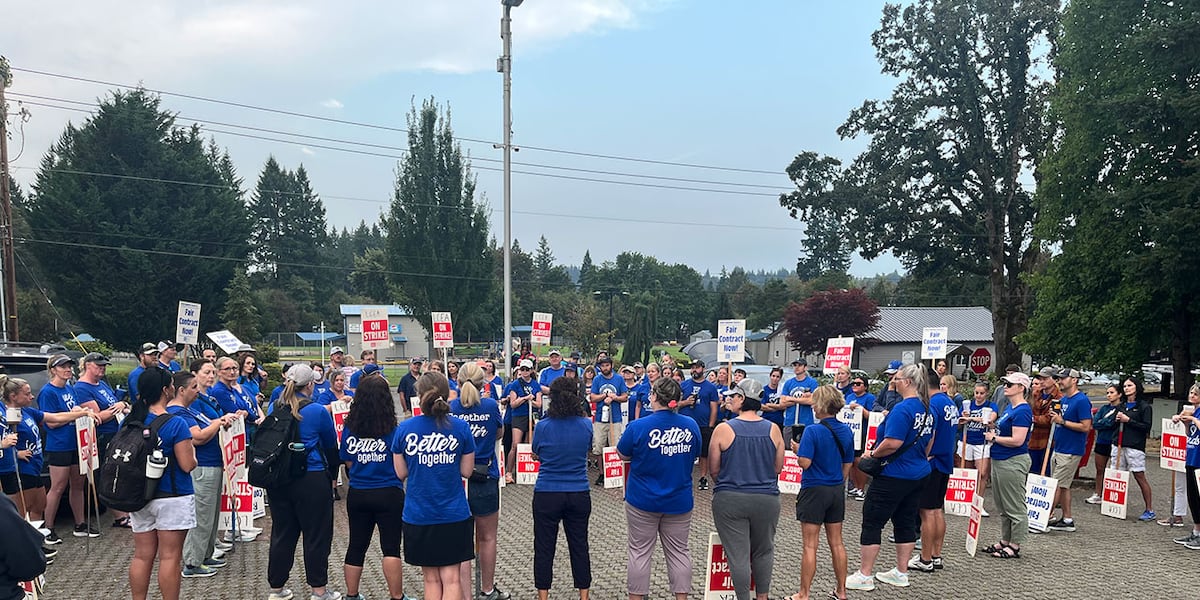 La Center teachers hit picket line as negotiations with school district continue