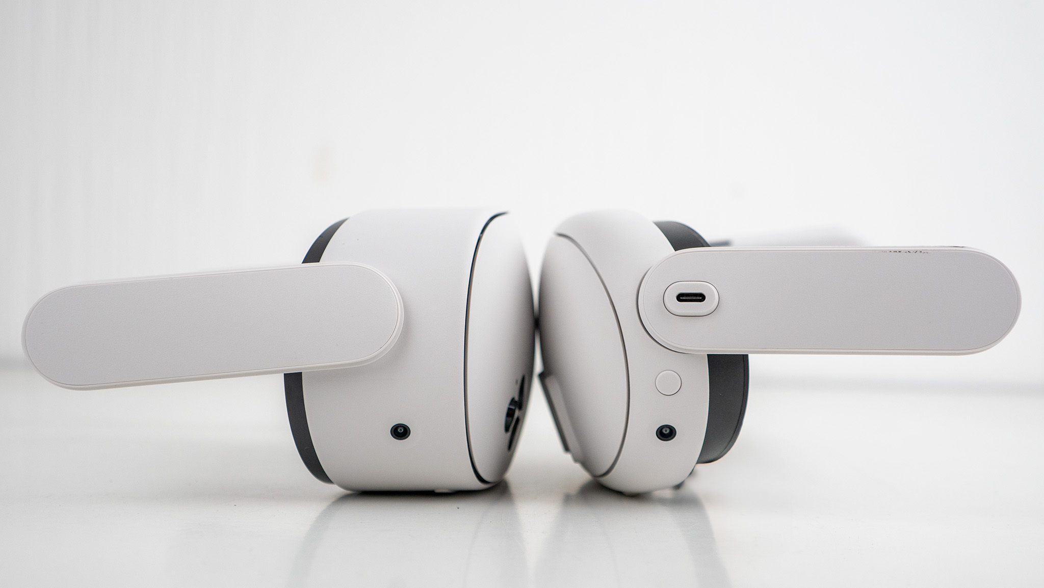 Comparing the size of the Meta Quest 3S to the Meta Quest 3 without the default facial interfaces installed