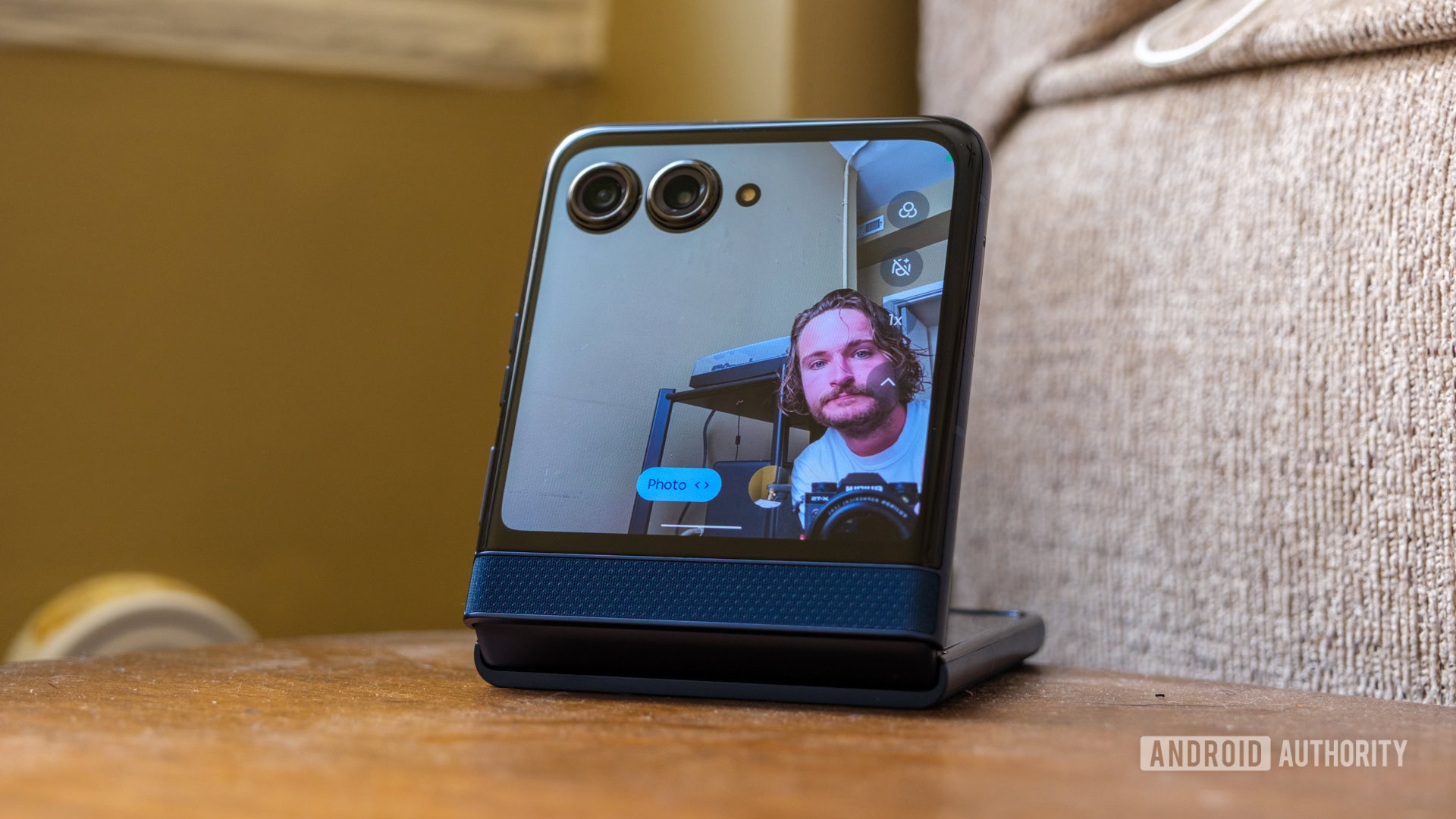Motorola Razr 2025 cameras open
